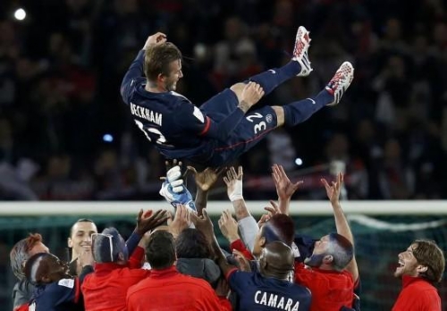 1, 巴黎圣日耳曼主场大胜里昂领跑积分榜  