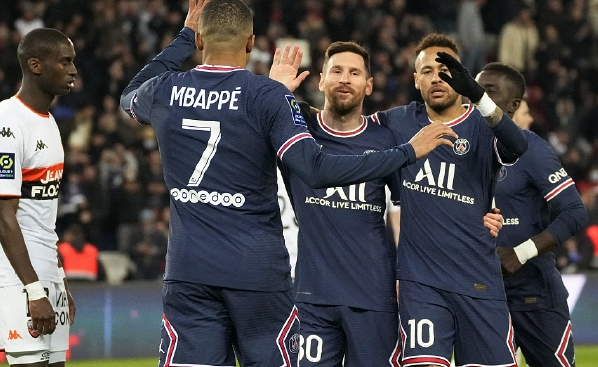  法甲揭幕战巴黎狂轰四球，梅西献助攻帽子戏法  